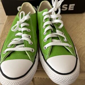 Converse Green Sneakers with Classic Low-Top Design and White Rubber Sole